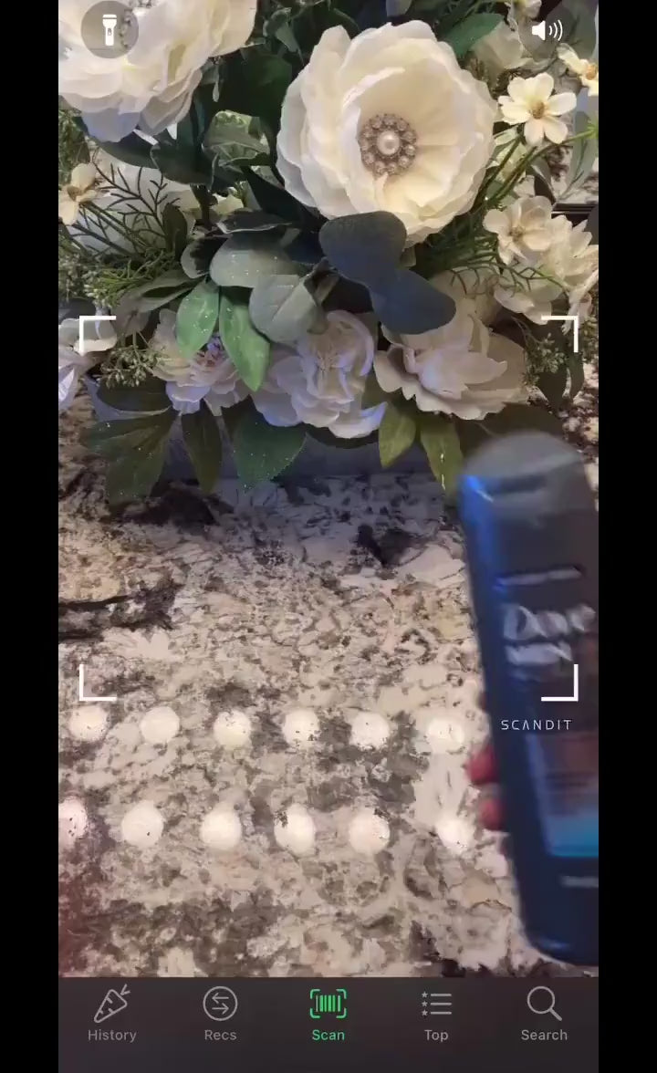 Video showing the Yuka app scanning products: Dove and Head & Shoulders shampoos score 0/100 (‘Bad’), while Happy Lad’s shampoo scores 100/100 (‘Excellent’), highlighting it contains no harmful ingredients.